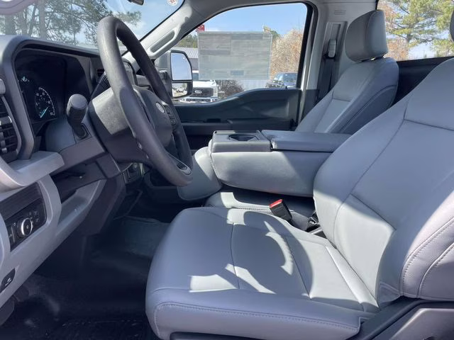 2026 Oxford White Ford Super Duty F-350 DRW XL RWD Truck