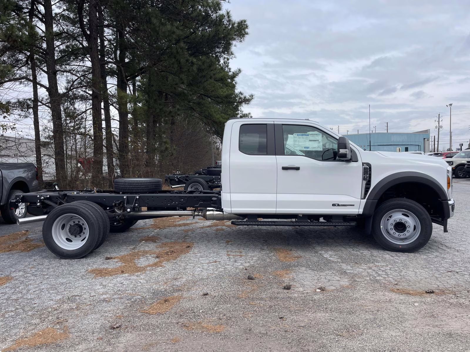 2026 Oxford White Ford Super Duty F-450 DRW XL RWD Chassis