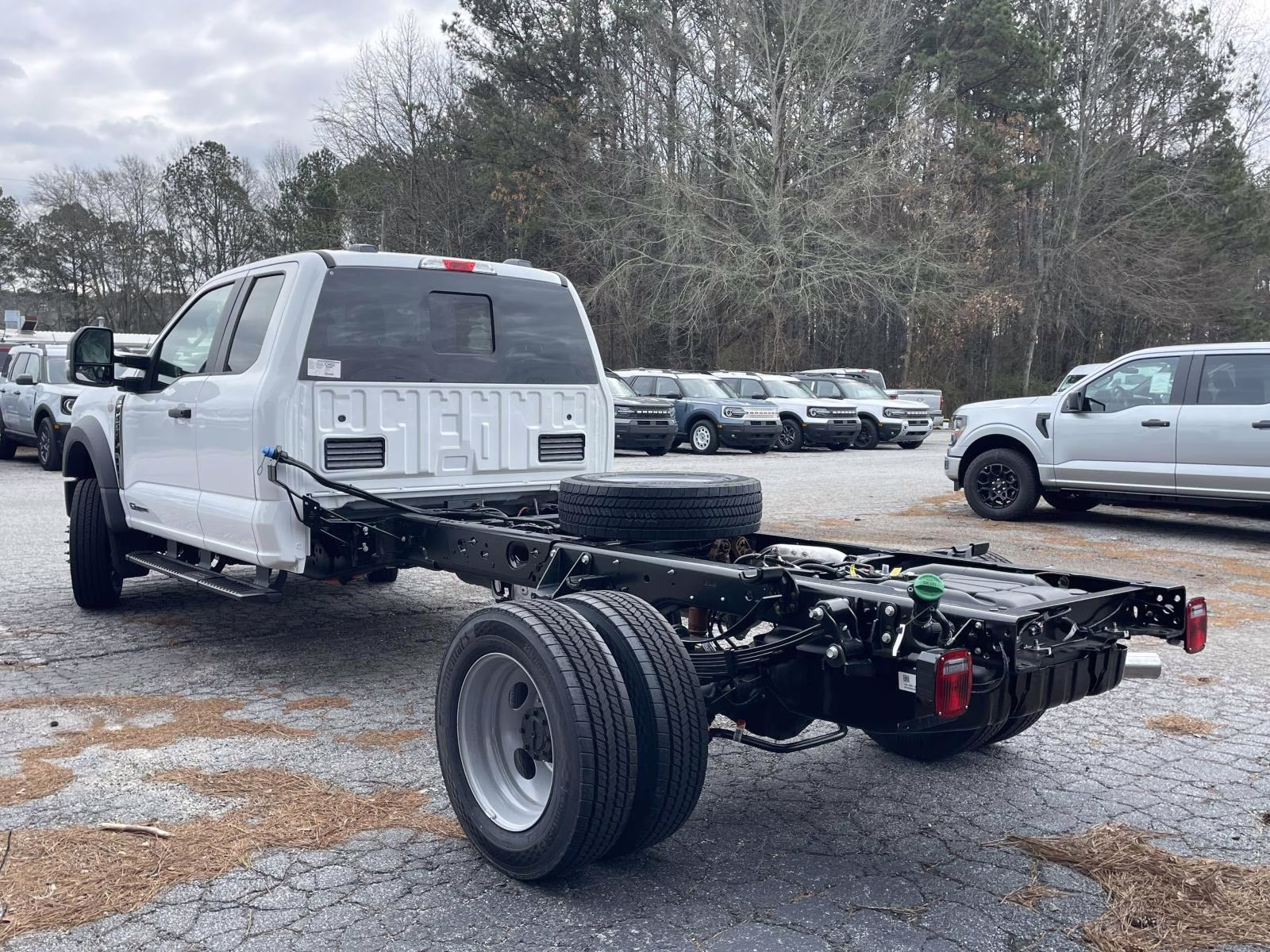 2026 Oxford White Ford Super Duty F-450 DRW XL RWD Chassis
