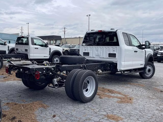 2026 Oxford White Ford Super Duty F-450 DRW XL RWD Chassis