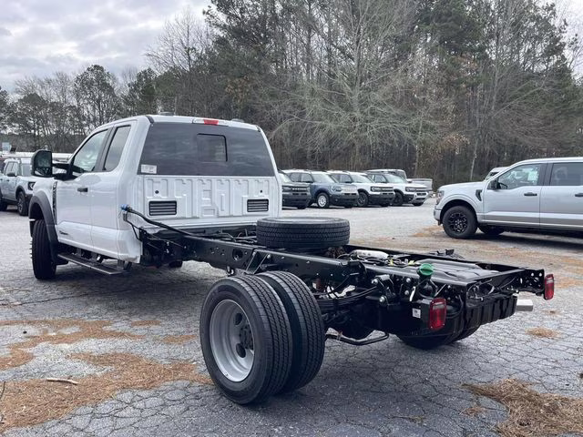 2026 Oxford White Ford Super Duty F-450 DRW XL RWD Chassis