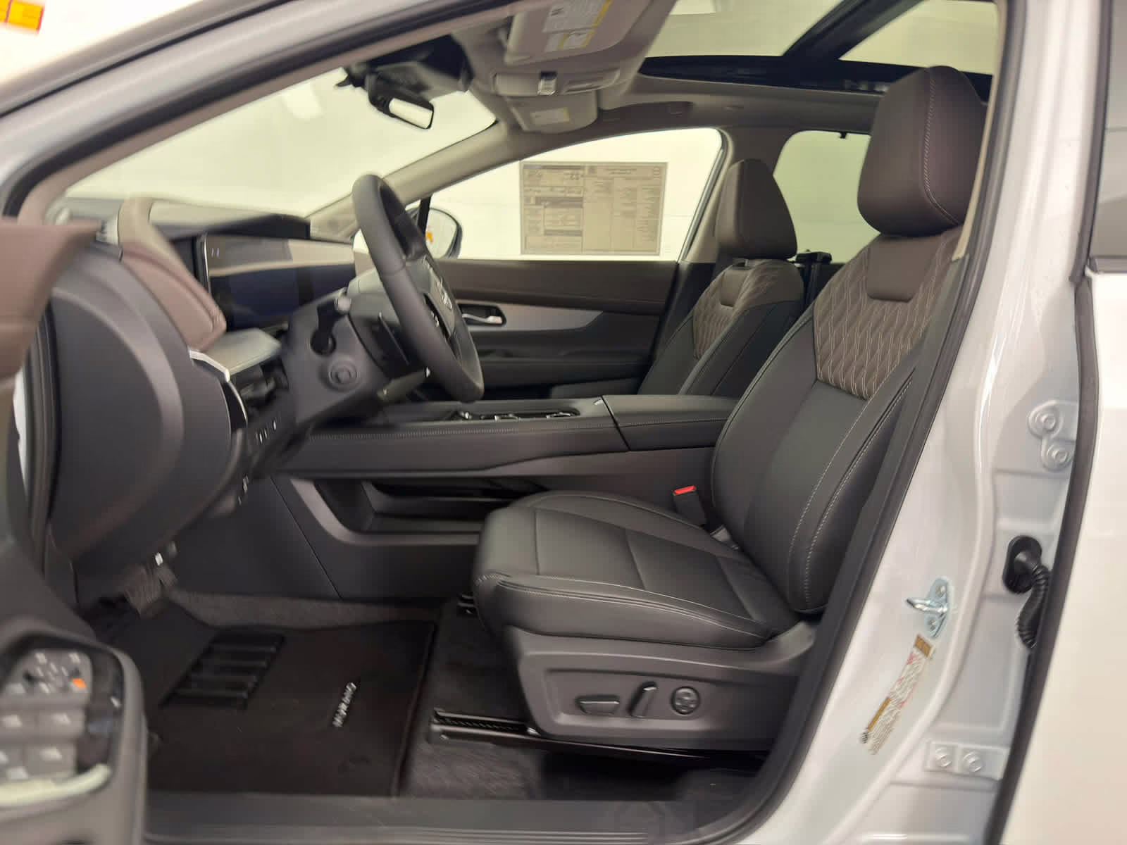 2026 Everest White Pearl Tricoat/Super Black Nissan Murano Platinum AWD SUV