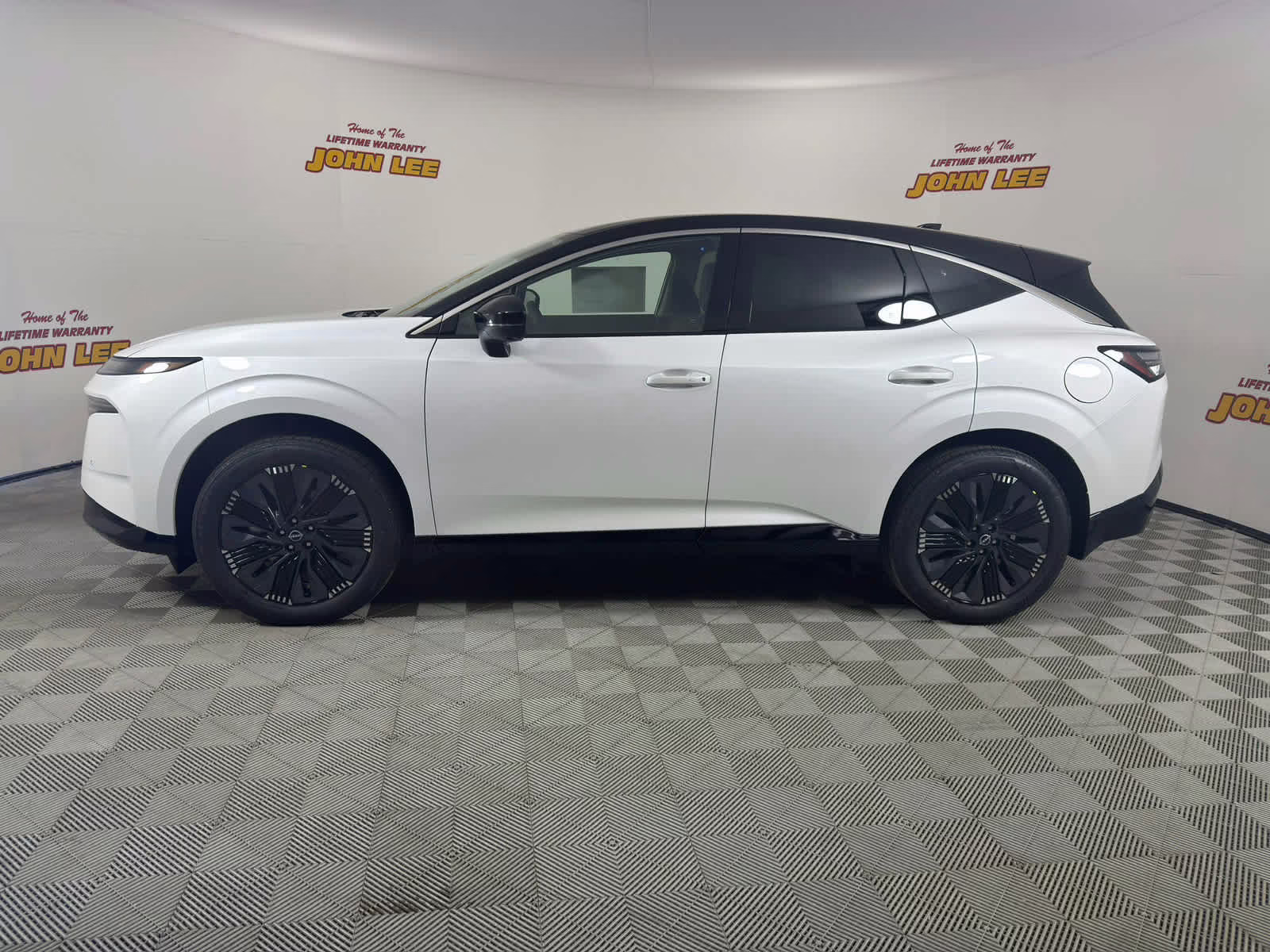 2026 Everest White Pearl Tricoat/Super Black Nissan Murano Platinum AWD SUV