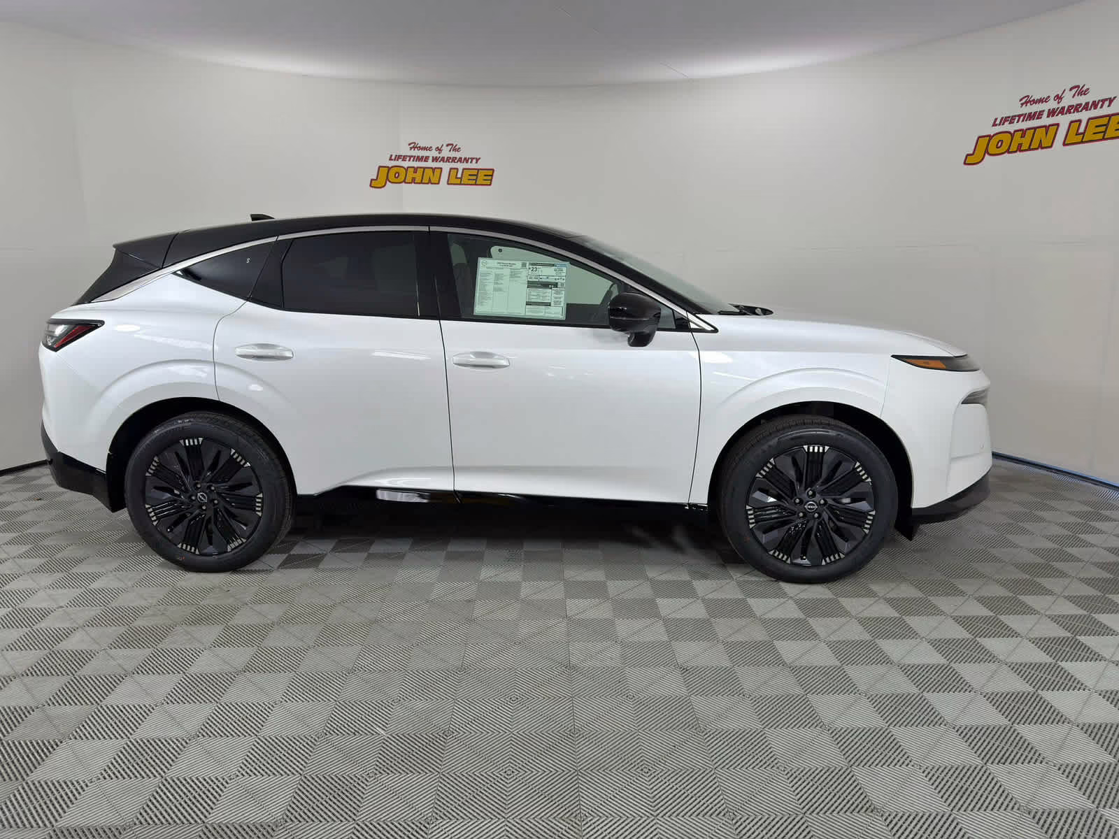 2026 Everest White Pearl Tricoat/Super Black Nissan Murano Platinum AWD SUV