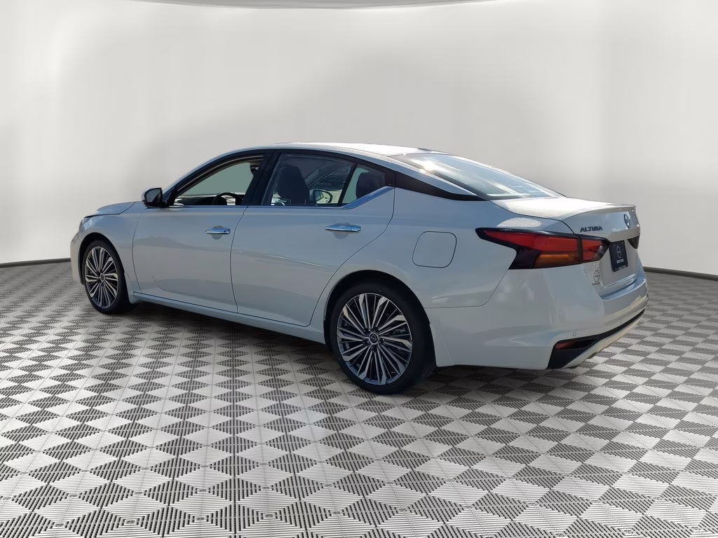2025 Pearl White Tricoat Nissan Altima 2.5 SL FWD Sedan