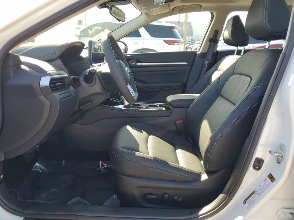 2025 Pearl White Tricoat Nissan Altima 2.5 SL FWD Sedan