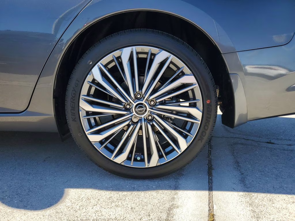2025 Gun Metallic Nissan Altima 2.5 SL FWD Sedan