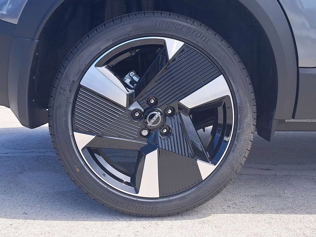 2026 Gun Metallic/Super Black Nissan Kicks SR FWD SUV