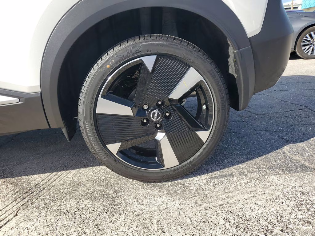 2026 Aspen White Tricoat Nissan Kicks SR FWD SUV
