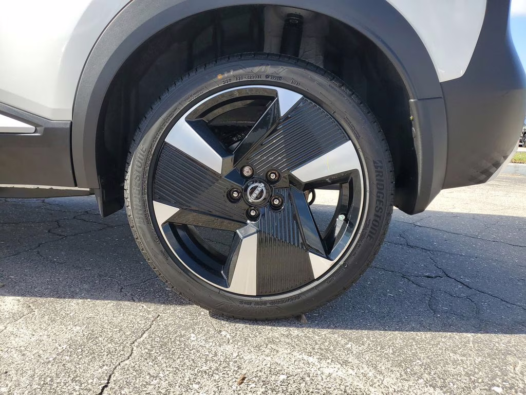 2026 Aspen White Tricoat Nissan Kicks SR FWD SUV