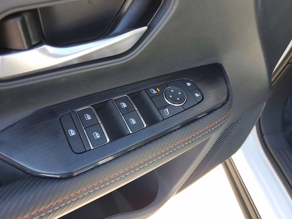 2025 Aspen White Tricoat Nissan Kicks SR FWD SUV
