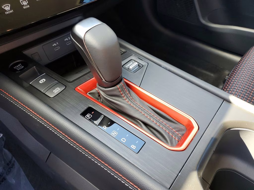 2025 Aspen White Tricoat Nissan Kicks SR FWD SUV