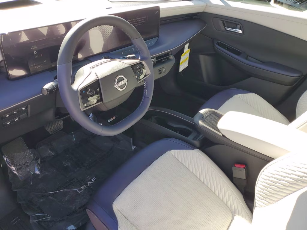 2026 Coulis Red Metallic/Black Nissan LEAF PLATINUM+ FWD SUV