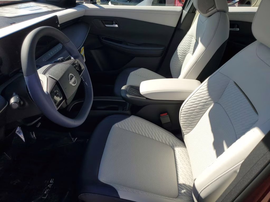 2026 Coulis Red Metallic/Black Nissan LEAF PLATINUM+ FWD SUV