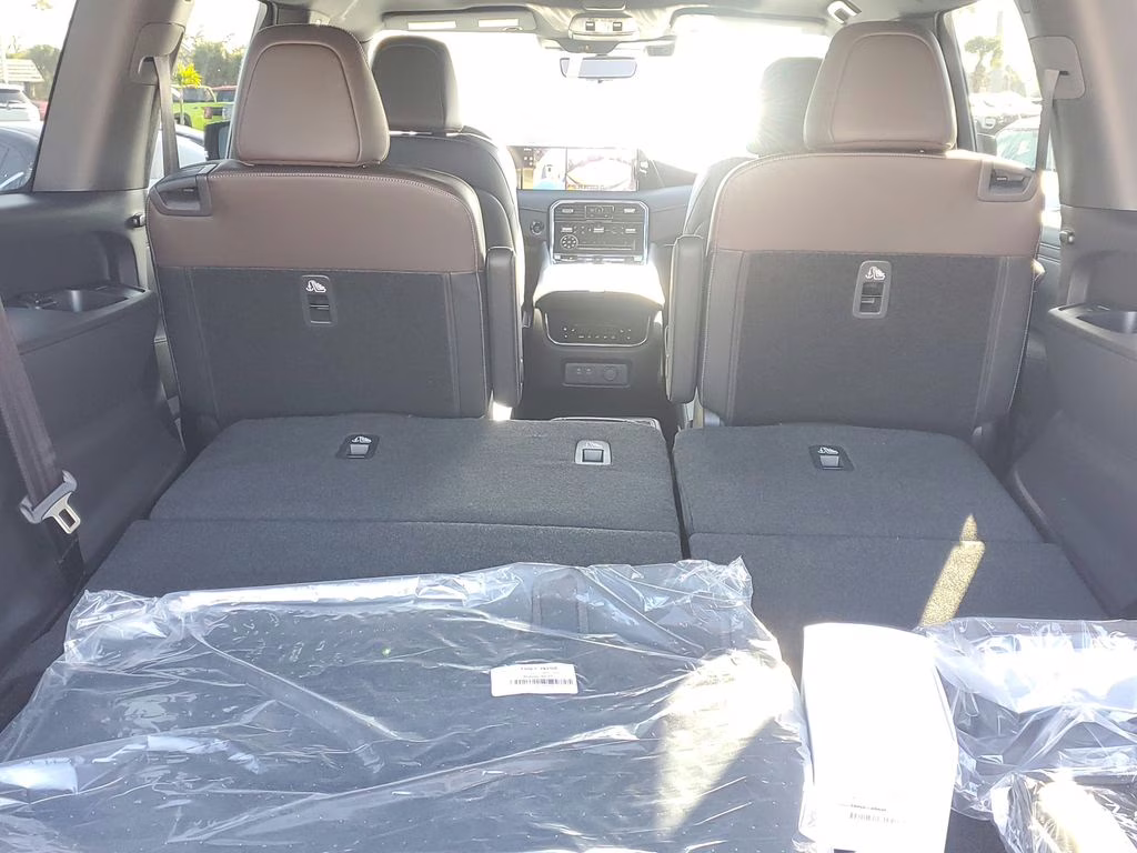 2026 Alpine Metallic/Super Blk Nissan Armada Platinum 4X4 SUV