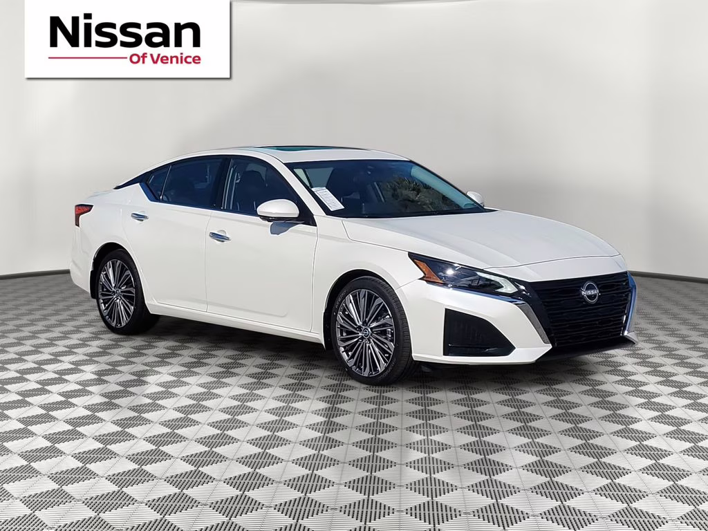 2025 Pearl White Tricoat Nissan Altima 2.5 SL FWD Sedan