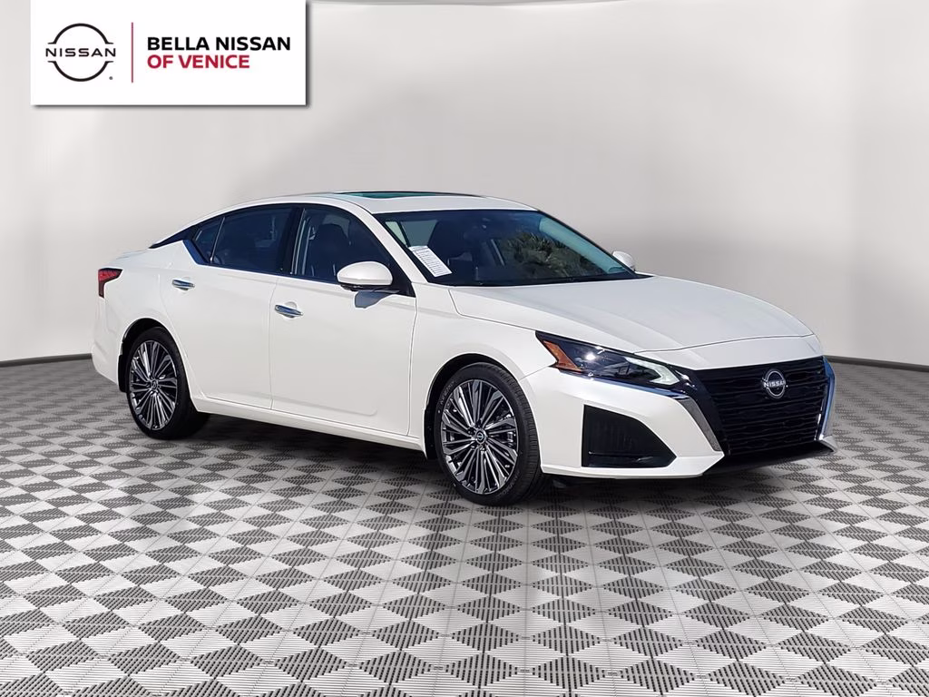 2025 Pearl White Tricoat Nissan Altima 2.5 SL FWD Sedan