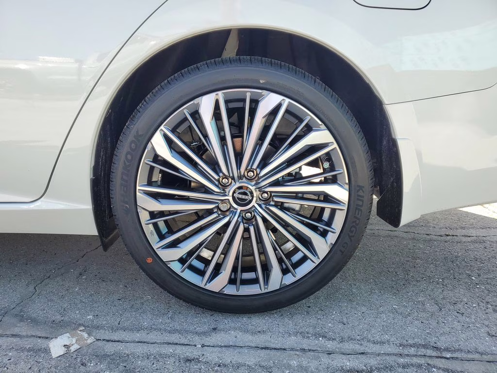 2025 Pearl White Tricoat Nissan Altima 2.5 SL FWD Sedan