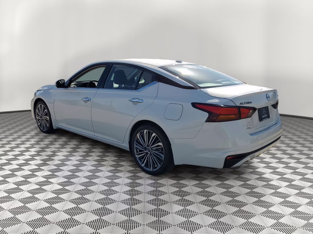 2025 Pearl White Tricoat Nissan Altima 2.5 SL FWD Sedan