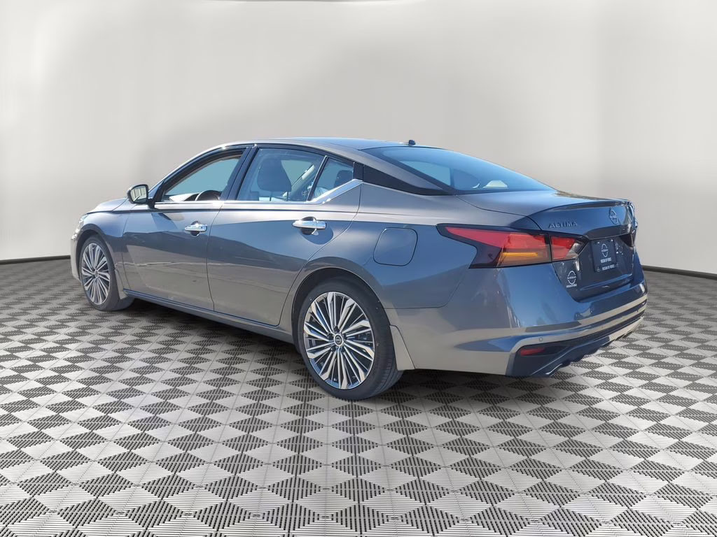 2025 Gun Metallic Nissan Altima 2.5 SL FWD Sedan