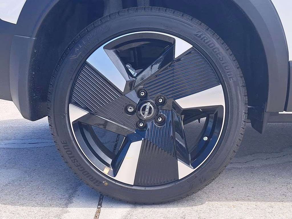 2026 Aspen White/Super Black Nissan Kicks SR FWD SUV