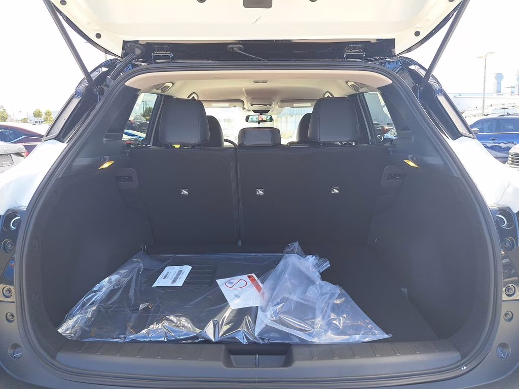 2026 Aspen White/Super Black Nissan Kicks SR FWD SUV