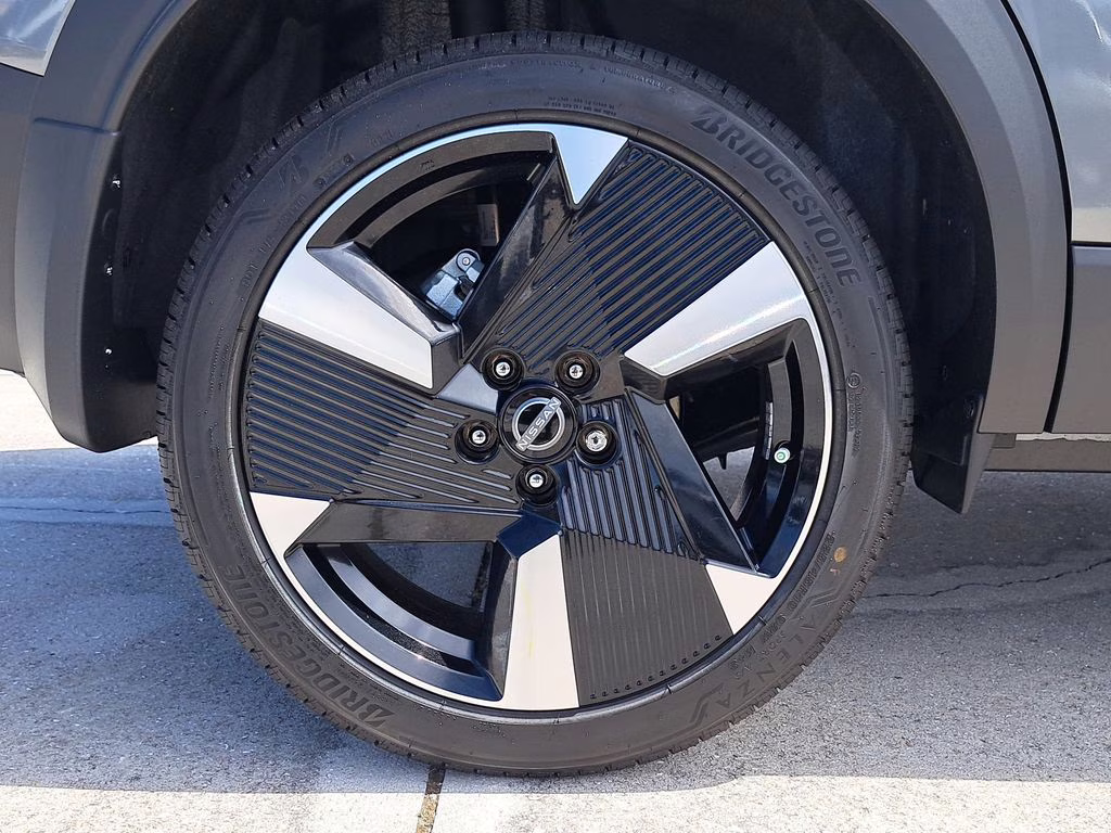 2026 Gun Metallic/Super Black Nissan Kicks SR FWD SUV