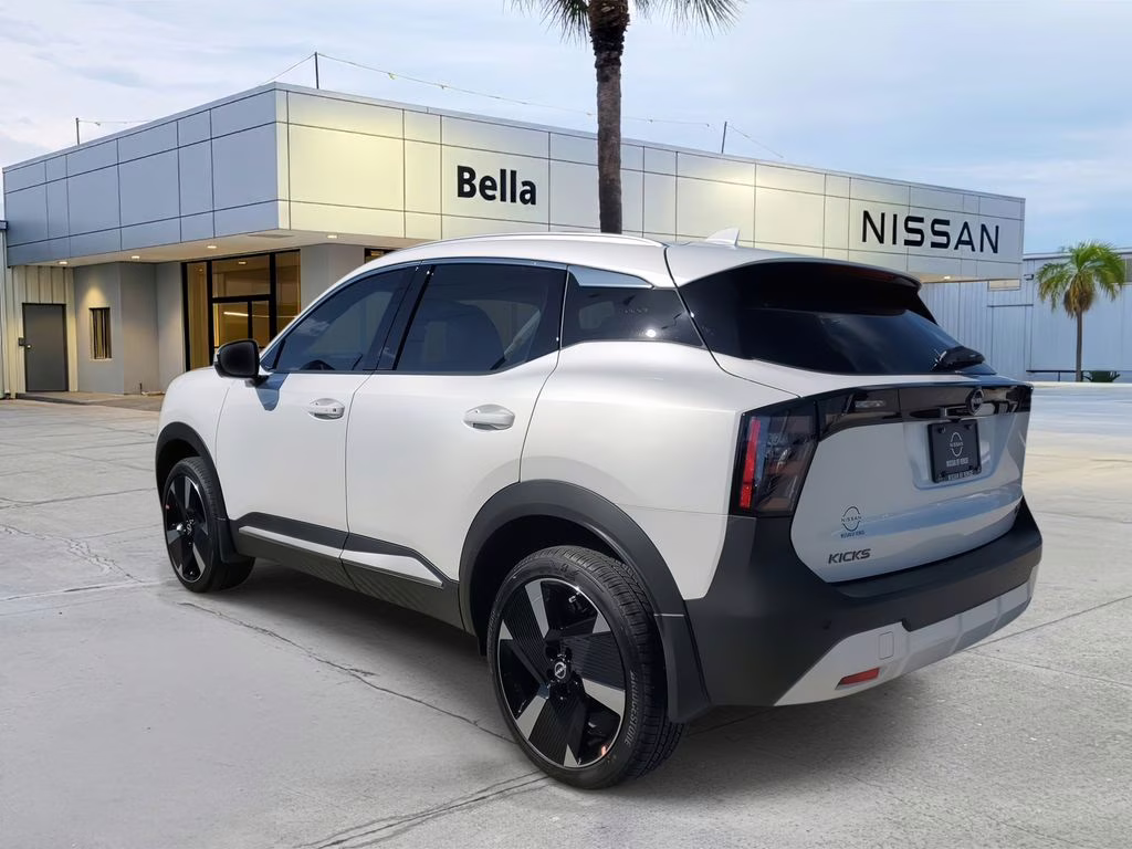 2025 Aspen White Tricoat Nissan Kicks SR FWD SUV