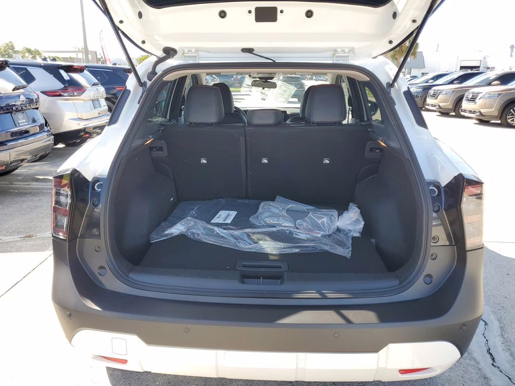 2025 Aspen White Tricoat Nissan Kicks SR FWD SUV