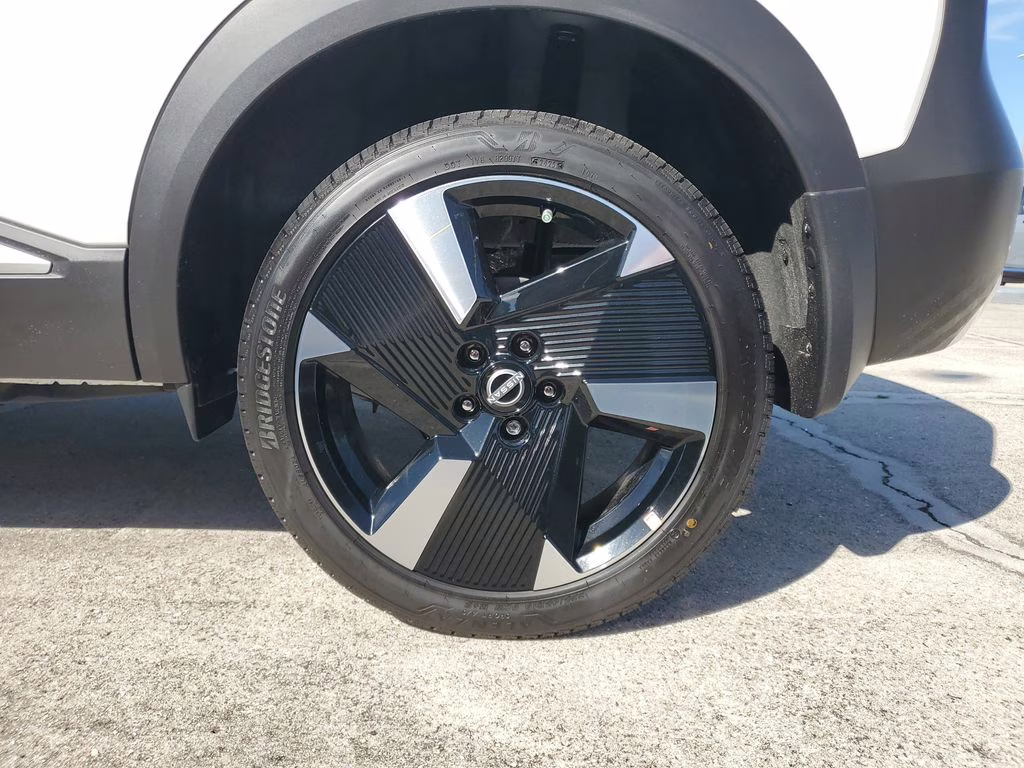 2025 Aspen White Tricoat Nissan Kicks SR FWD SUV