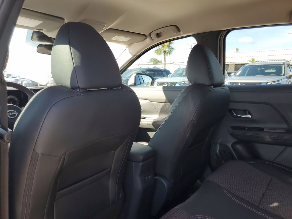 2025 Aspen White Tricoat Nissan Kicks SR FWD SUV