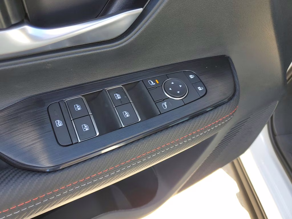 2025 Aspen White Tricoat Nissan Kicks SR FWD SUV