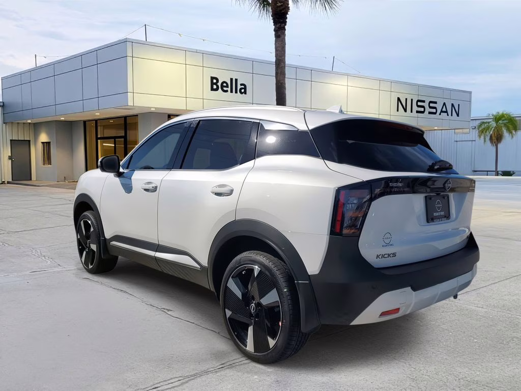2025 Aspen White Tricoat Nissan Kicks SR FWD SUV