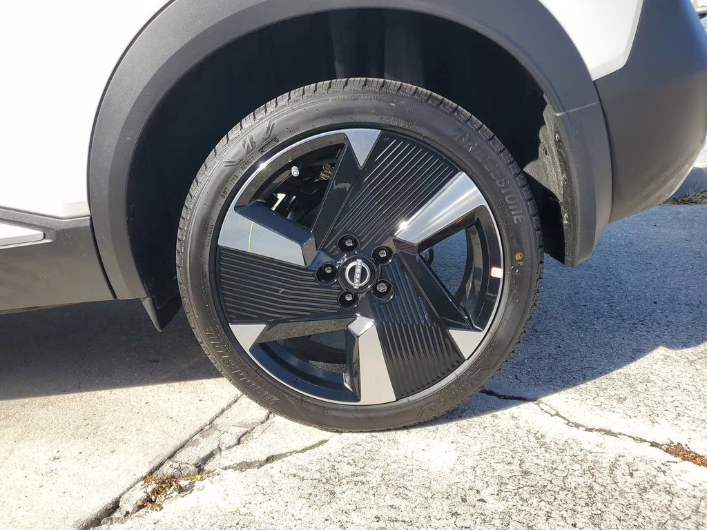 2025 Aspen White Tricoat Nissan Kicks SR FWD SUV