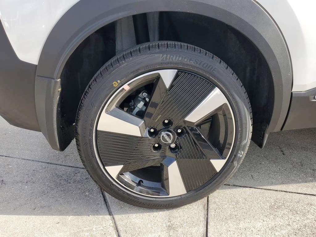 2026 Aspen White/Super Black Nissan Kicks SR FWD SUV