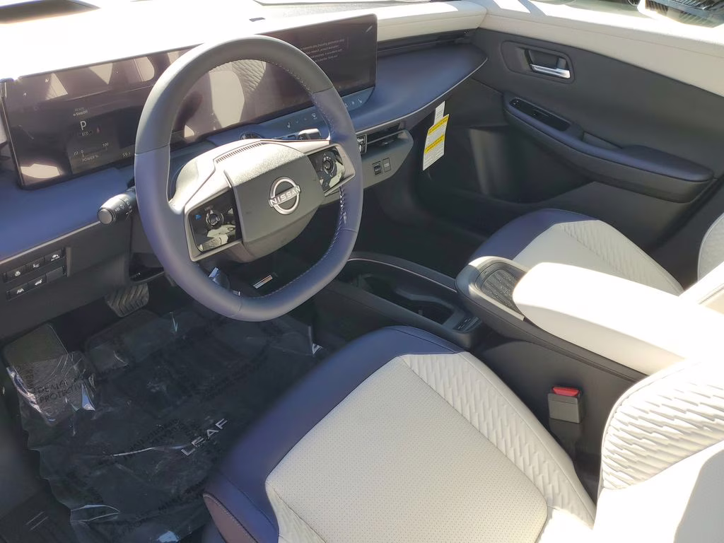 2026 Coulis Red Metallic/Black Nissan LEAF PLATINUM+ FWD SUV