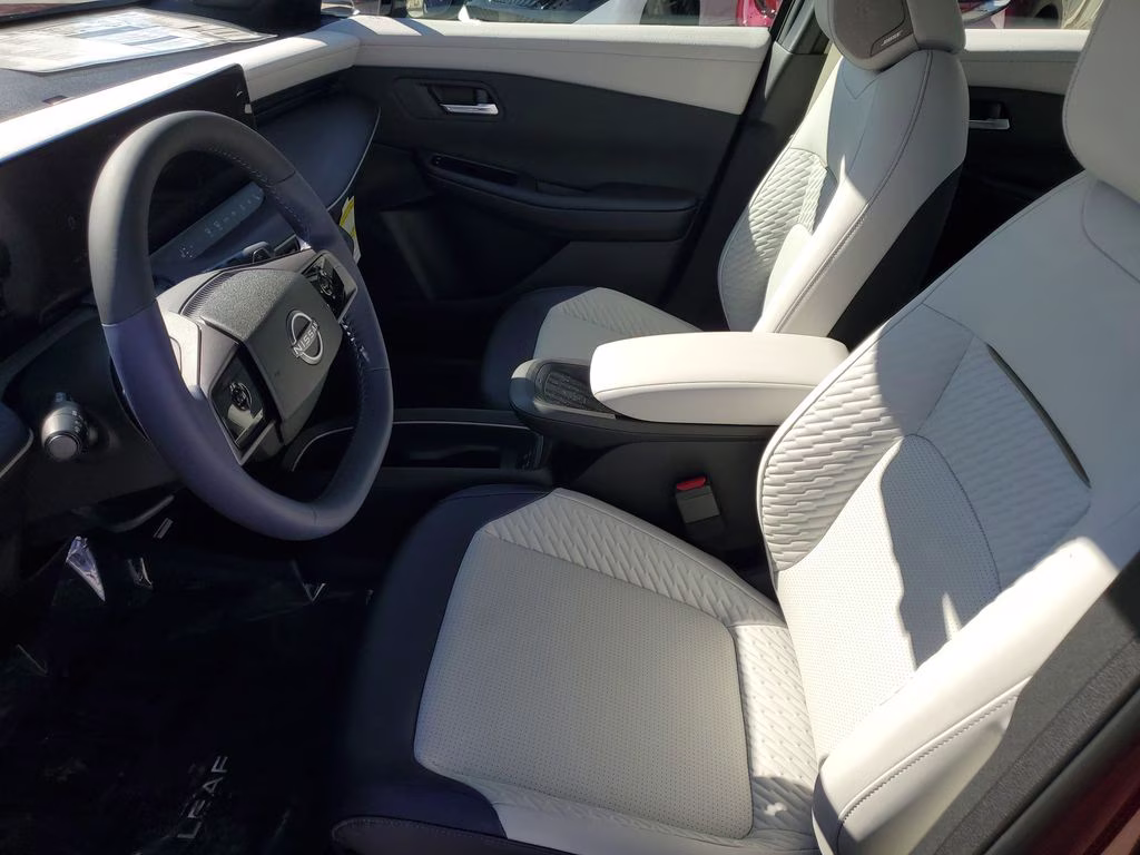 2026 Coulis Red Metallic/Black Nissan LEAF PLATINUM+ FWD SUV