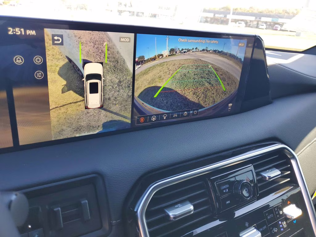 2026 Everest White Pearl/Black Nissan Armada Platinum Reserve 4X4 SUV