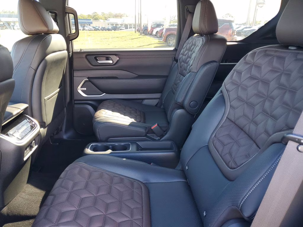 2026 Everest White Pearl/Black Nissan Armada Platinum Reserve 4X4 SUV