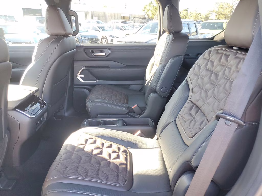 2026 Alpine Metallic/Super Blk Nissan Armada Platinum 4X4 SUV