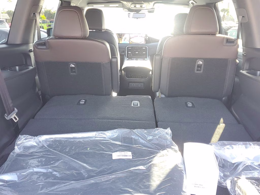2026 Alpine Metallic/Super Blk Nissan Armada Platinum 4X4 SUV