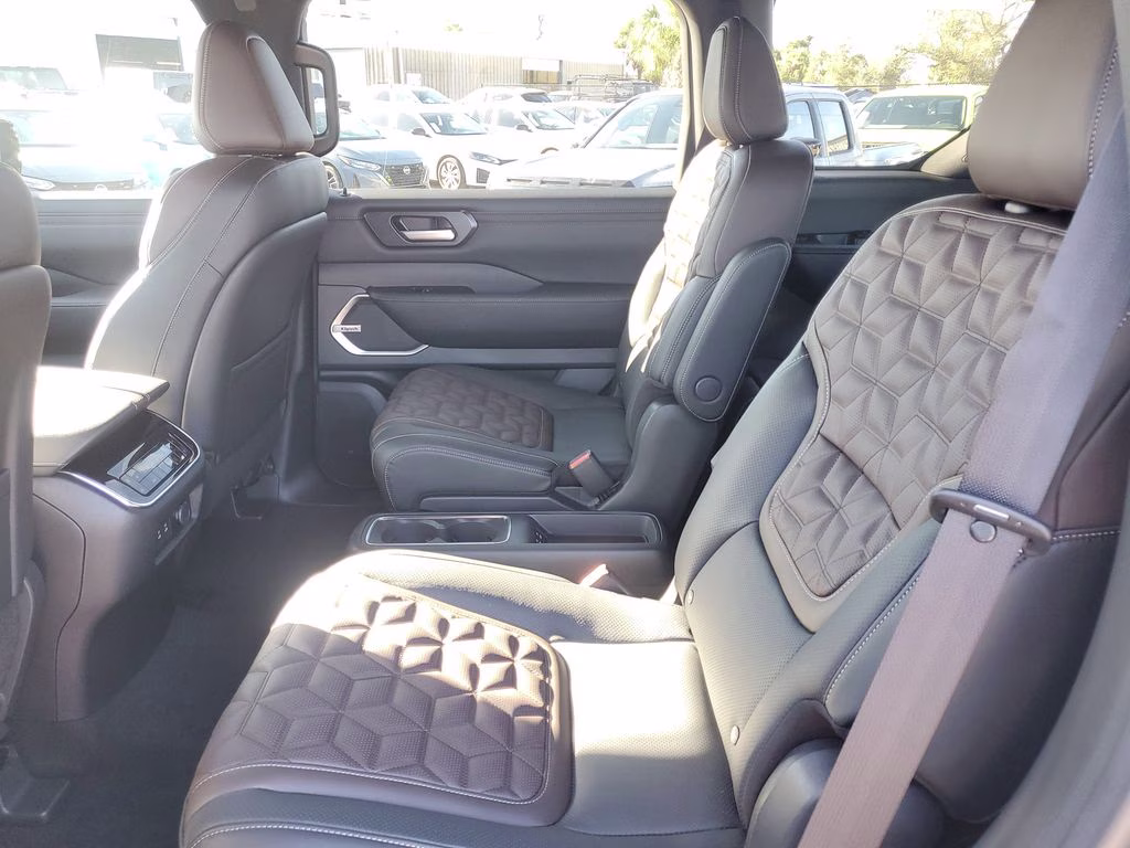 2026 Alpine Metallic/Super Blk Nissan Armada Platinum 4X4 SUV