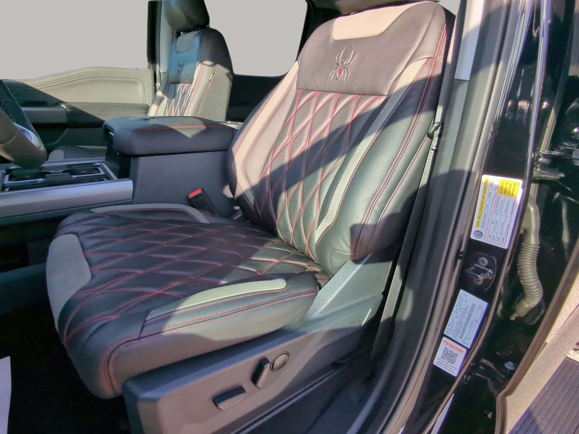 2026 Agate Black Metallic Ford Super Duty F-250 SRW LARIAT Crew Cab Pickup 4X4 Truck