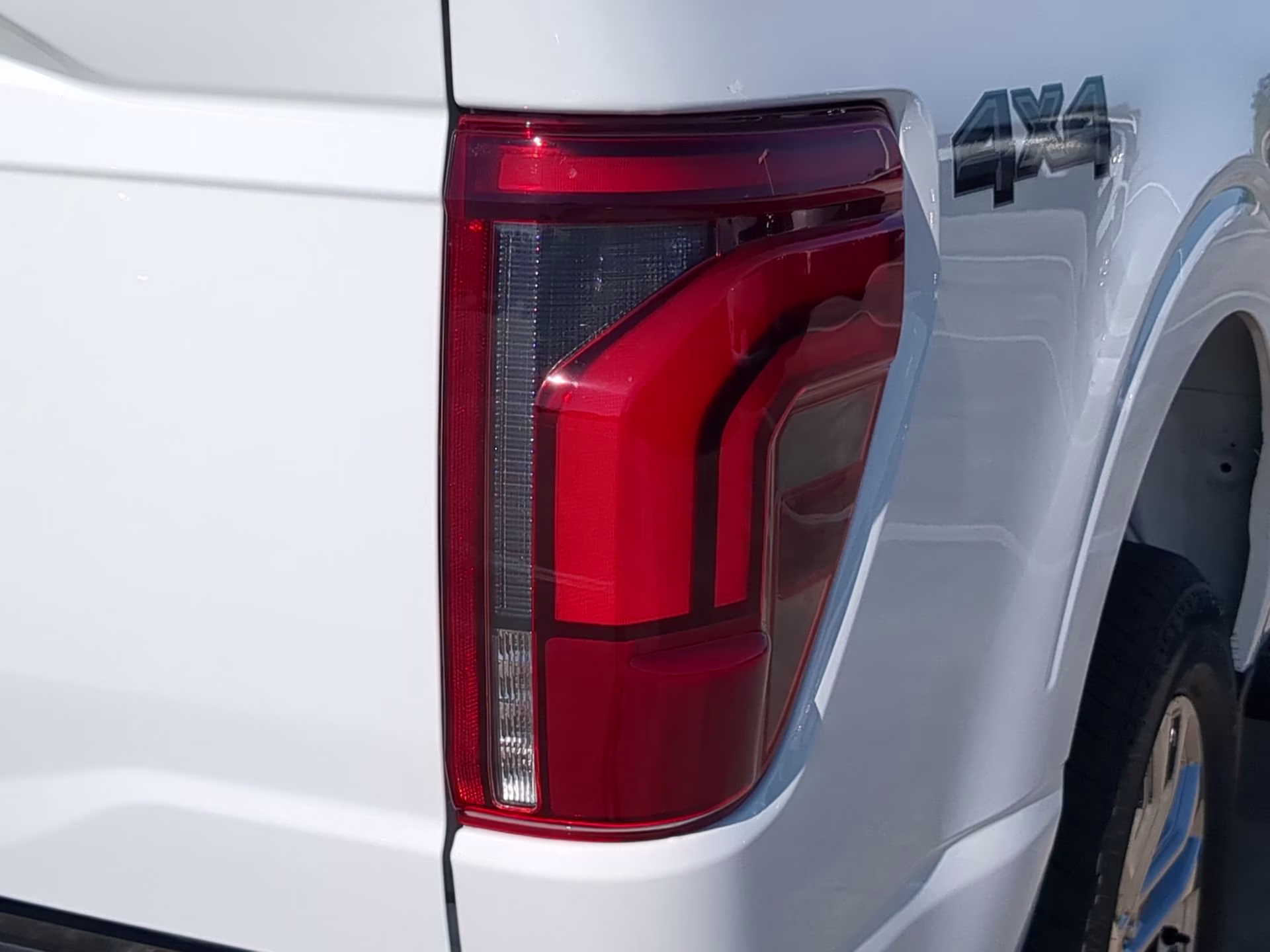2026 Oxford White Ford F-150 LARIAT Crew Cab Pickup 4X4 Truck