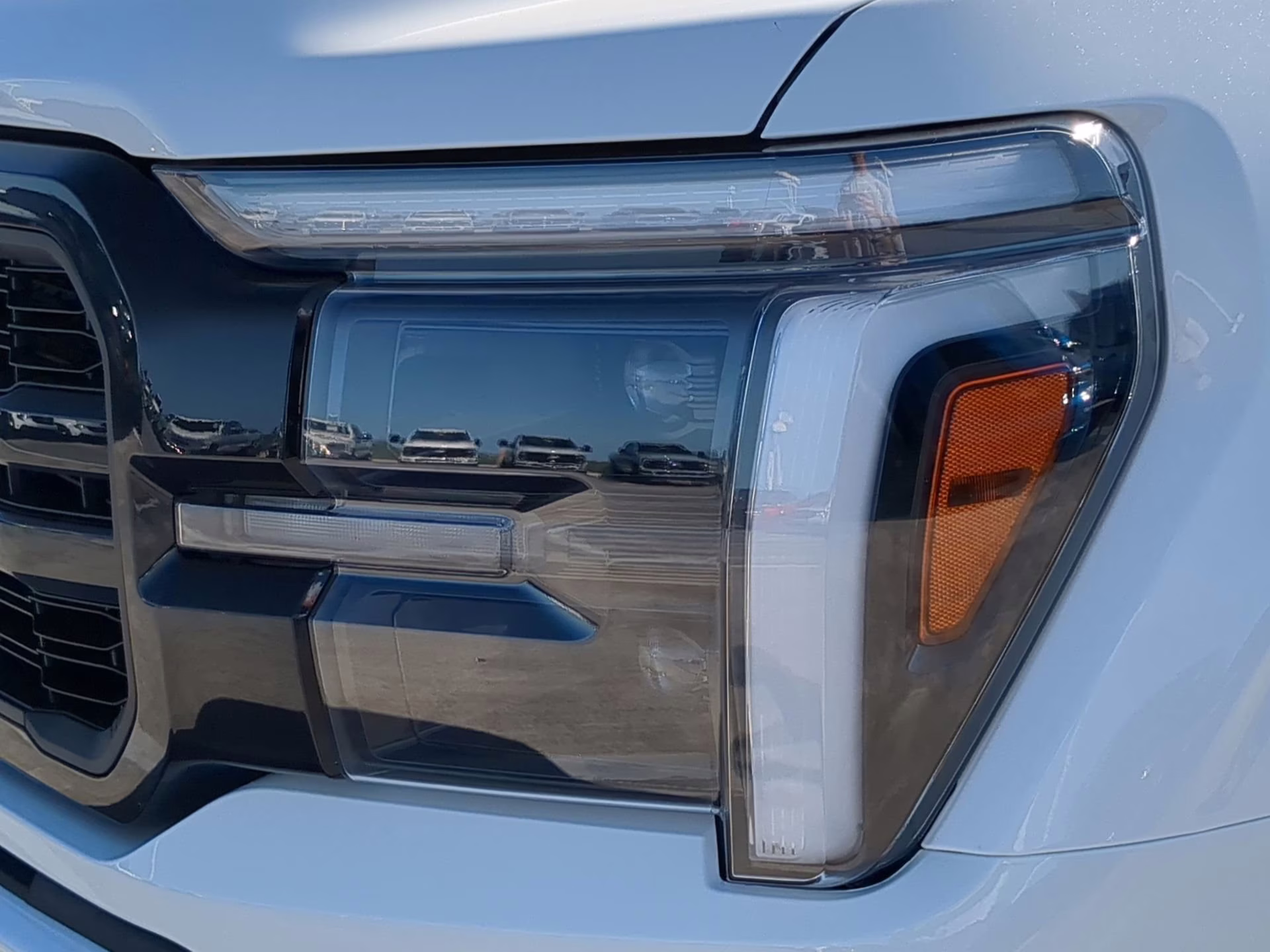 2026 Star White Metallic Tri-Coat Ford F-150 LARIAT Crew Cab Pickup 4X4 Truck