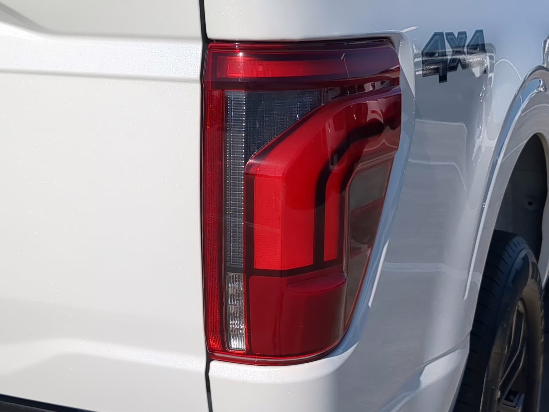 2026 Star White Metallic Tri-Coat Ford F-150 LARIAT Crew Cab Pickup 4X4 Truck