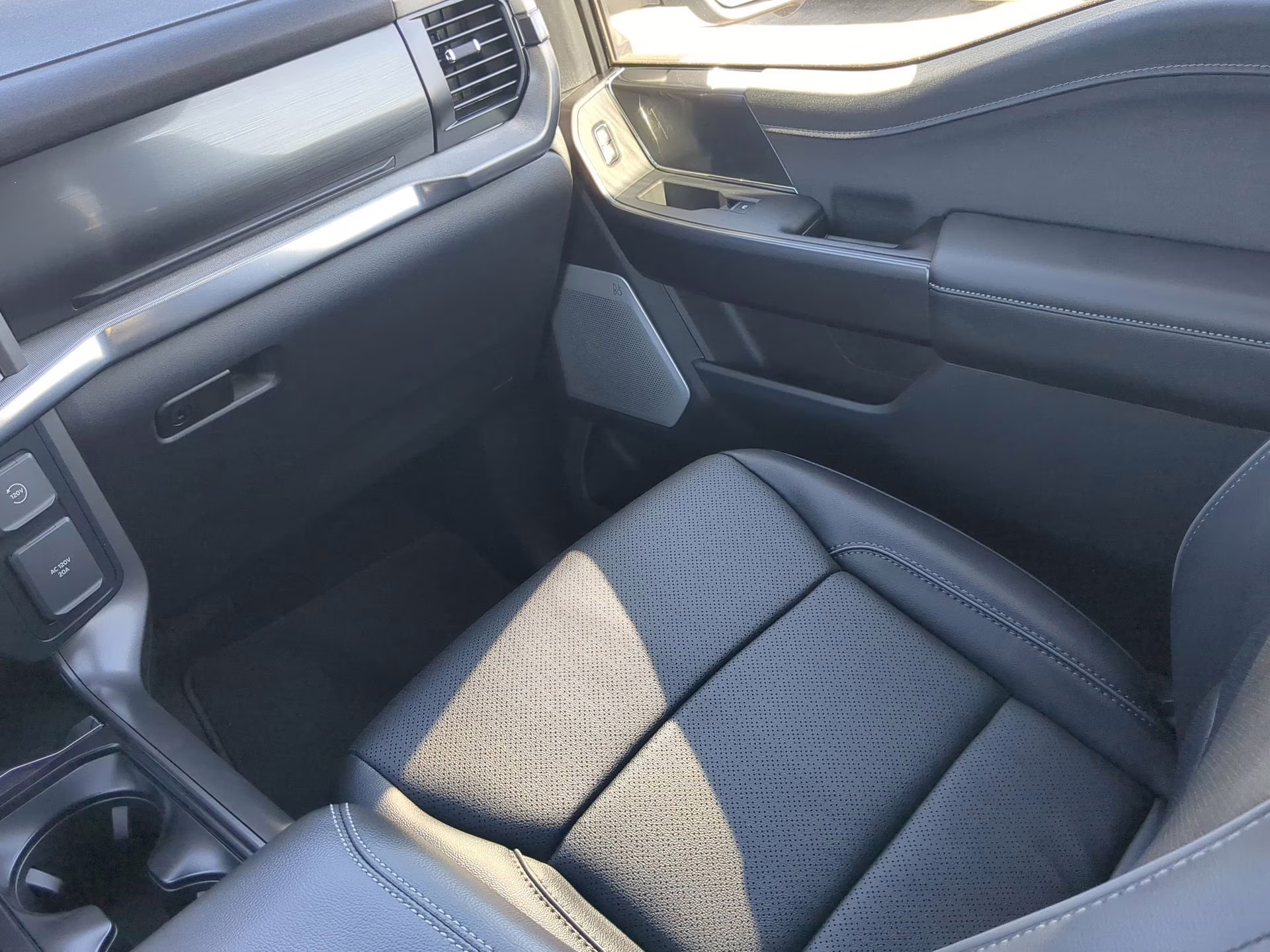 2026 Star White Metallic Tri-Coat Ford F-150 LARIAT Crew Cab Pickup 4X4 Truck