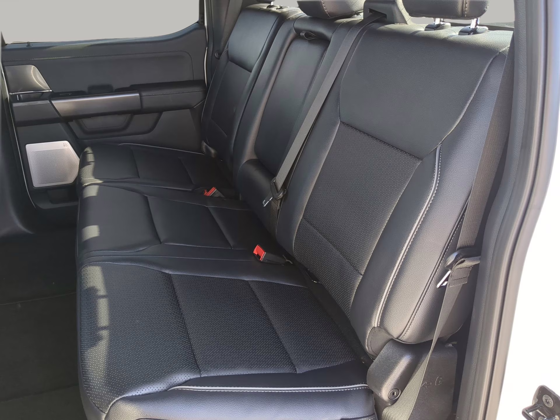 2026 Star White Metallic Tri-Coat Ford F-150 LARIAT Crew Cab Pickup 4X4 Truck