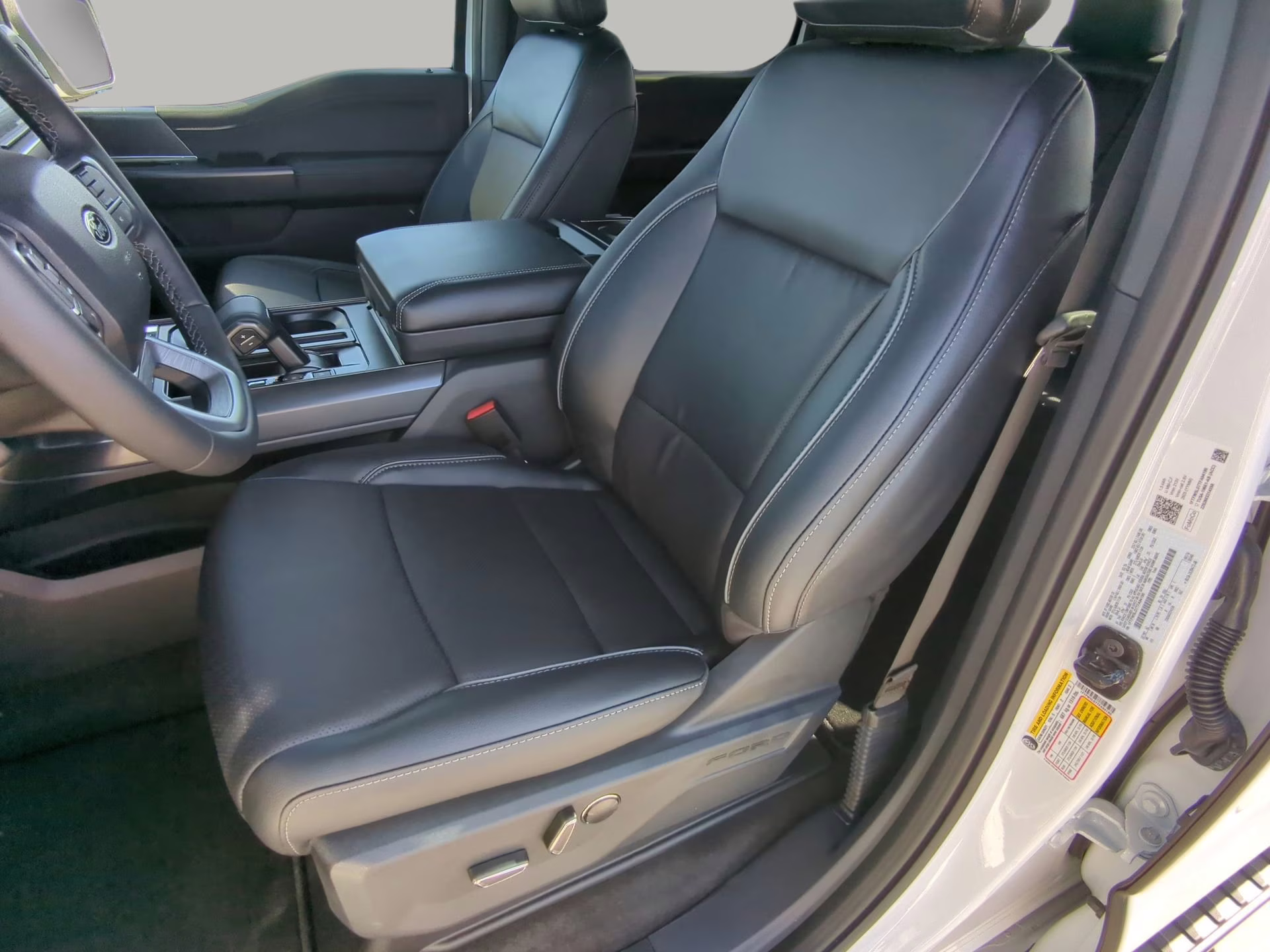 2026 Star White Metallic Tri-Coat Ford F-150 LARIAT Crew Cab Pickup 4X4 Truck