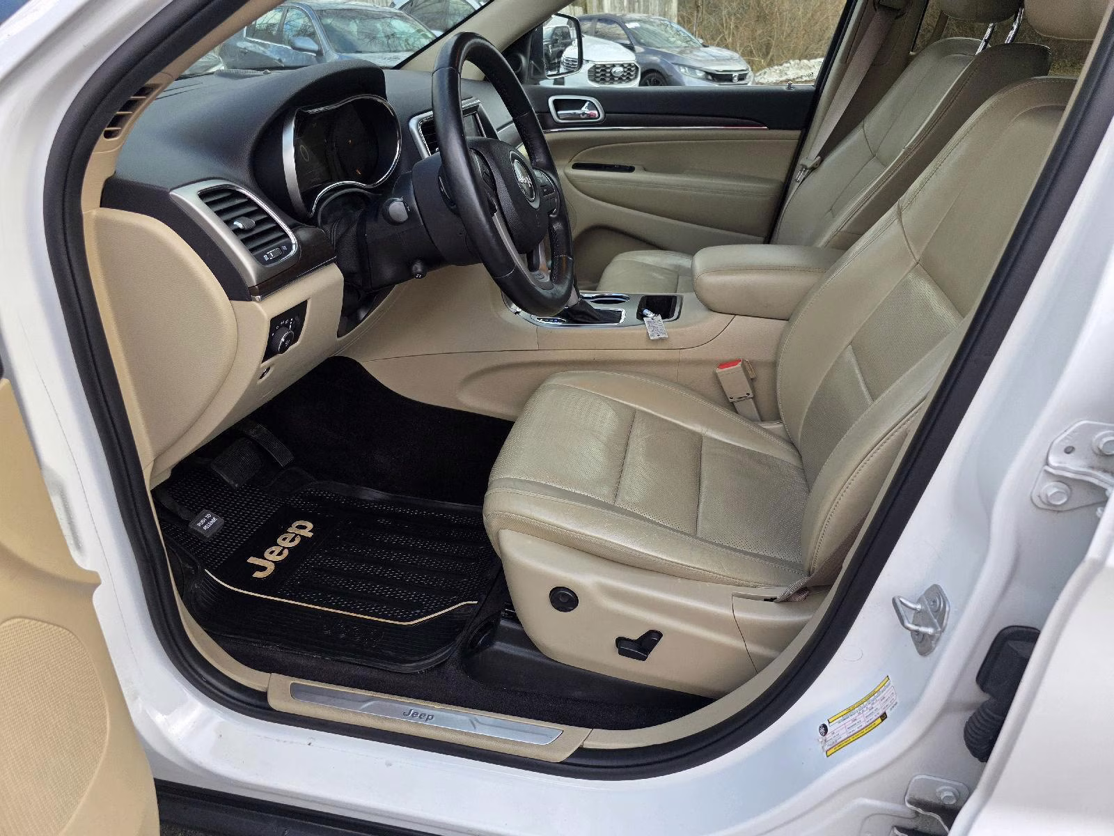 2018 Bright White Clearcoat Jeep Grand Cherokee Limited RWD SUV